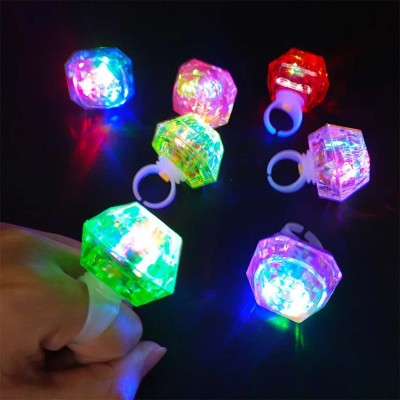Kristal Tasarımlı Led Işıklı Yeşil Yüzük Kristal Tasarımlı Led Işıklı Yeşil Yüzük