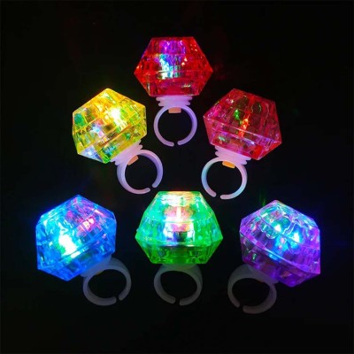 Kristal Tasarımlı Led Işıklı Yeşil Yüzük Kristal Tasarımlı Led Işıklı Yeşil Yüzük