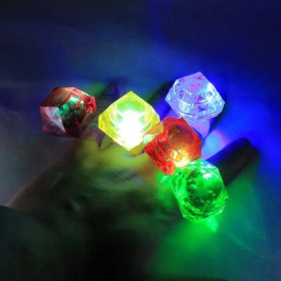 Kristal Tasarımlı Led Işıklı Yeşil Yüzük Kristal Tasarımlı Led Işıklı Yeşil Yüzük