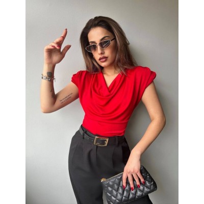 Kadın V Yaka Vatka Detay Kolsuz Dökümlü Bluz Kadın V Yaka Vatka Detay Kolsuz Dökümlü Bluz