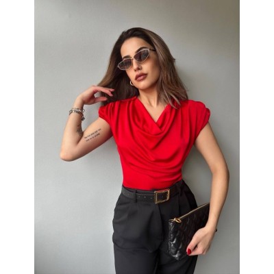 Kadın V Yaka Vatka Detay Kolsuz Dökümlü Bluz Kadın V Yaka Vatka Detay Kolsuz Dökümlü Bluz