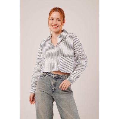 Crop Model Cepli Ve Çizgili Beyaz Gömlek Crop Model Cepli Ve Çizgili Beyaz Gömlek
