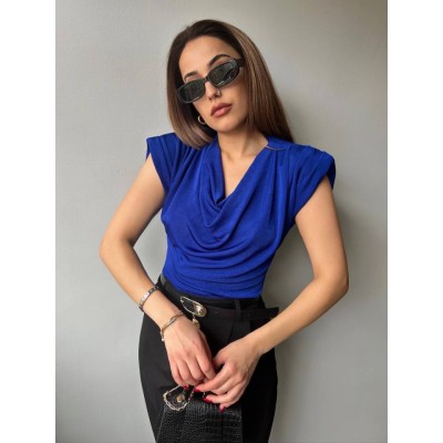 Kadın V Yaka Vatka Detay Kolsuz Dökümlü Bluz Kadın V Yaka Vatka Detay Kolsuz Dökümlü Bluz