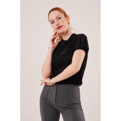 Fitilli Kısa Kollu Parlak Siyah Bluz Fitilli Kısa Kollu Parlak Siyah Bluz
