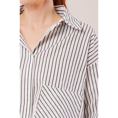 Crop Model Cepli Ve Çizgili Beyaz Gömlek Crop Model Cepli Ve Çizgili Beyaz Gömlek