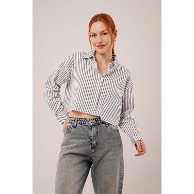 Crop Model Cepli Ve Çizgili Beyaz Gömlek Crop Model Cepli Ve Çizgili Beyaz Gömlek