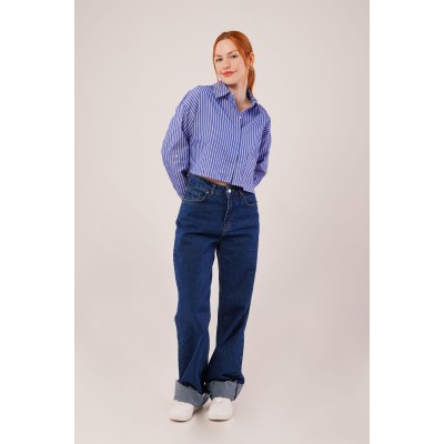 Crop Model Cepli Ve Çizgili Mavi Gömlek Crop Model Cepli Ve Çizgili Mavi Gömlek