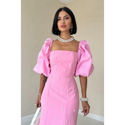 Pembe İşlemeli Kolu Garnili Elbise Pembe İşlemeli Kolu Garnili Elbise