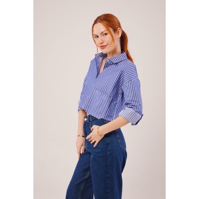 Crop Model Cepli Ve Çizgili Mavi Gömlek Crop Model Cepli Ve Çizgili Mavi Gömlek