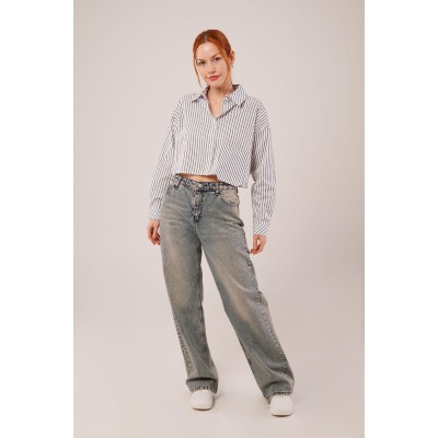 Crop Model Cepli Ve Çizgili Beyaz Gömlek Crop Model Cepli Ve Çizgili Beyaz Gömlek